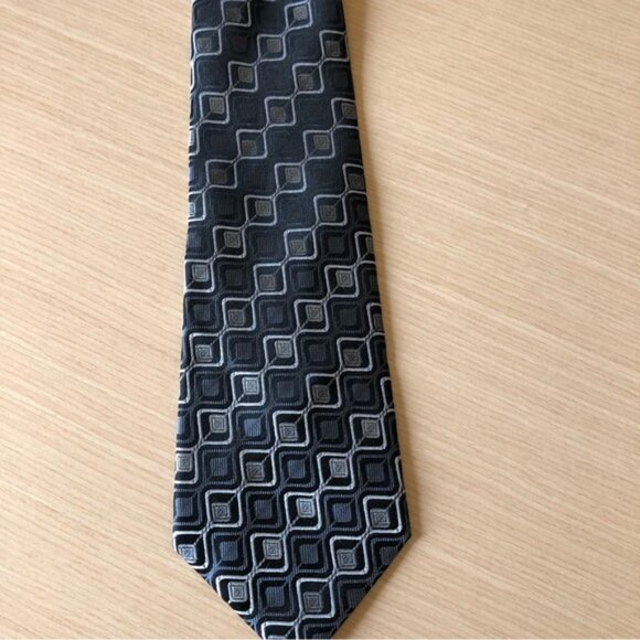 💕2/$30 💕Geoffrey Beene 100% Silk Patterned Tie - Picture 2 of 7
